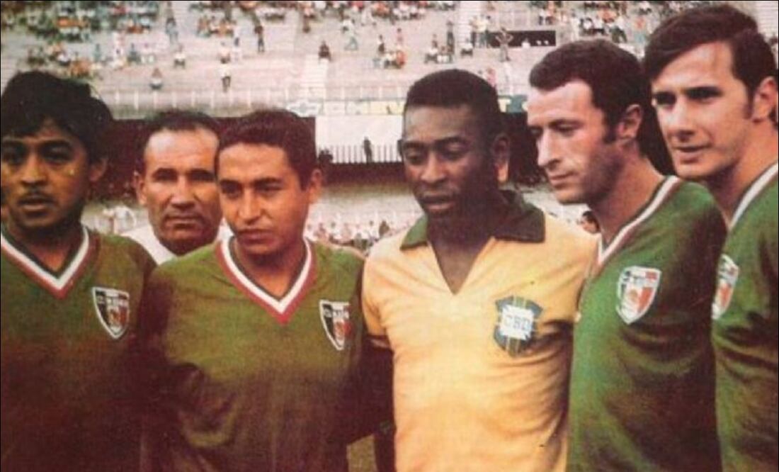 Toño Munguía, Isidoro Díaz, Aarón Padilla y Enrique Borja posan junto a Pelé. FOTO: Especial