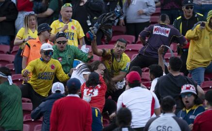 La violencia se hizo presente en las gradas del Memorial Coliseum en el partido de México vs Colombia