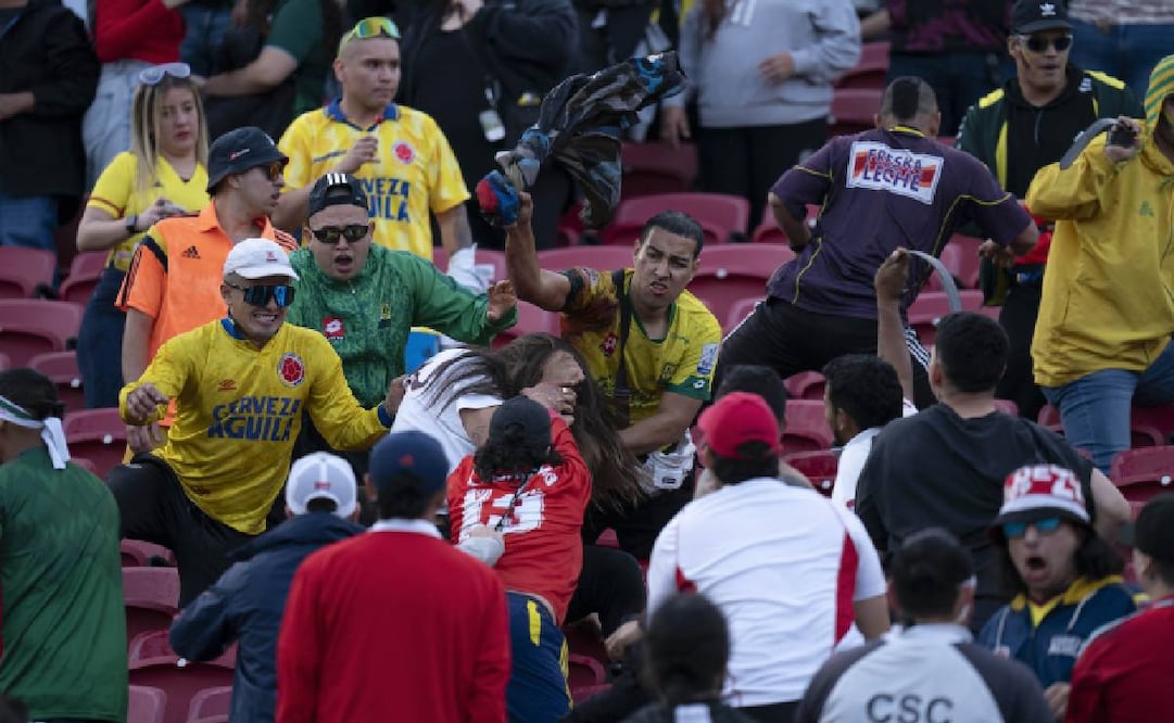 La violencia se hizo presente en las gradas del Memorial Coliseum durante el partido de México ante Colombia. Foto: Imago7