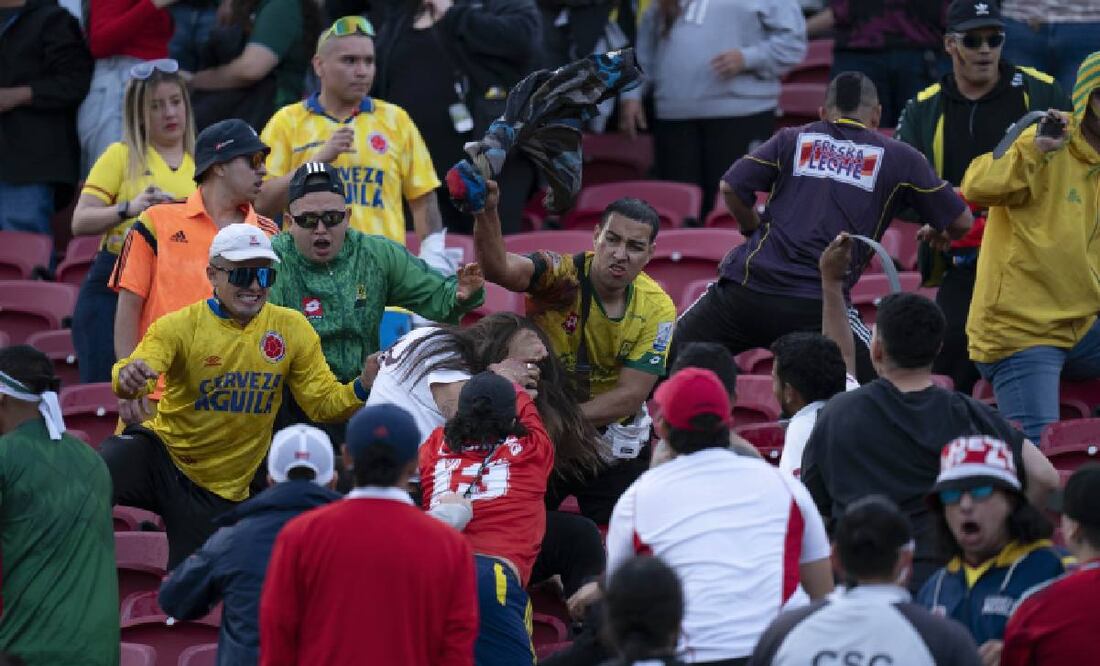 La violencia se hizo presente en las gradas del Memorial Coliseum durante el partido de México ante Colombia. Foto: Imago7
