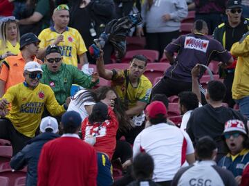 La violencia se hizo presente en las gradas del Memorial Coliseum en el partido de México vs Colombia