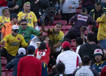 La violencia se hizo presente en las gradas del Memorial Coliseum en el partido de México vs Colombia