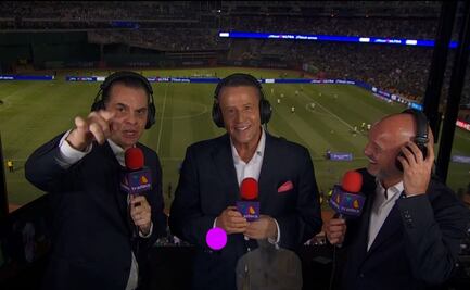 Alfredo Adame ejecuta su patada de bicicleta durante la transmisión del México vs Japón; TV Azteca lo llevó a Oakland