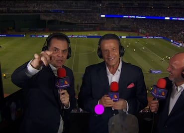 Alfredo Adame ejecuta su patada de bicicleta durante la transmisión del México vs Japón; TV Azteca lo llevó a Oakland
