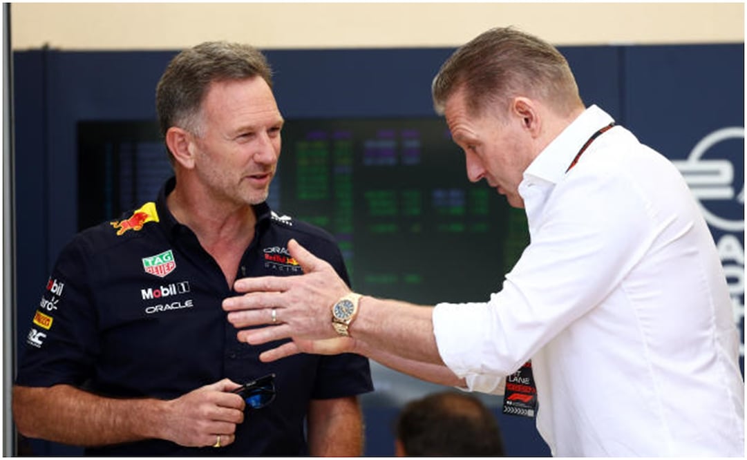 Christian Horner y Jos Verstappen hablando en el paddock de Red Bull / FOTO: AFP