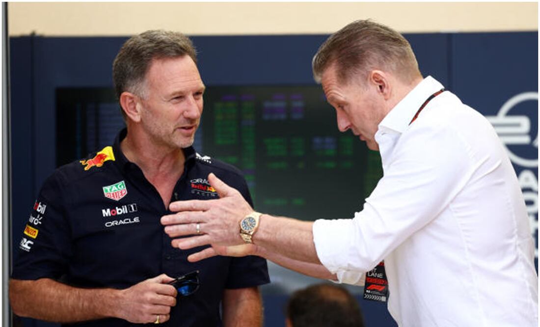 Christian Horner y Jos Verstappen hablando en el paddock de Red Bull / FOTO: AFP