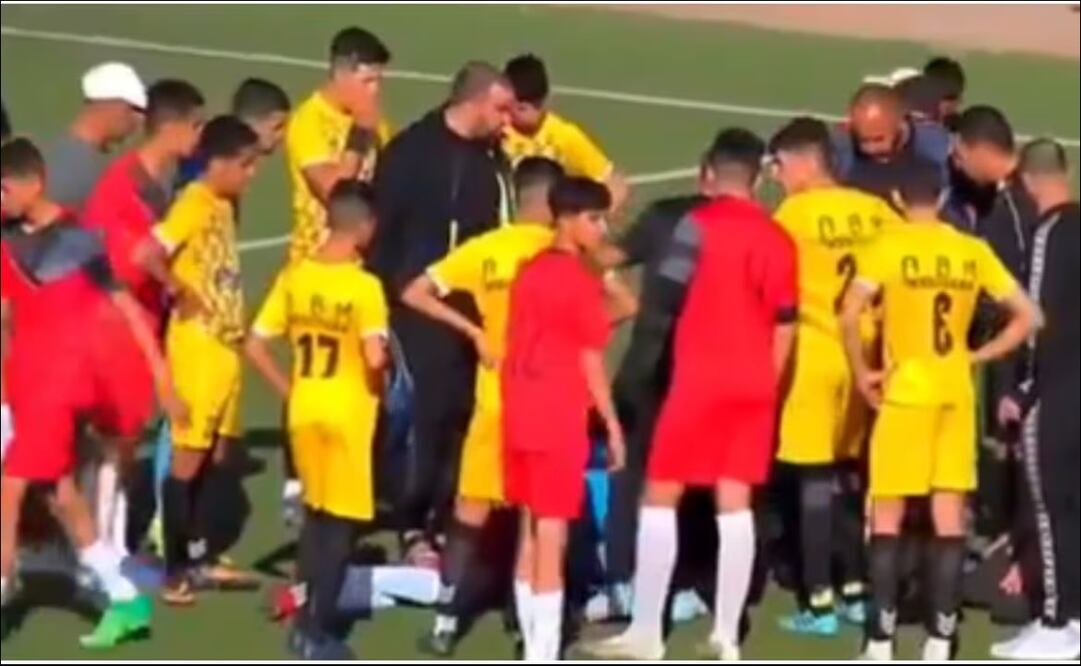 Jugadores argelinos auxilian al futbolista de 17 años FOTO: Especial