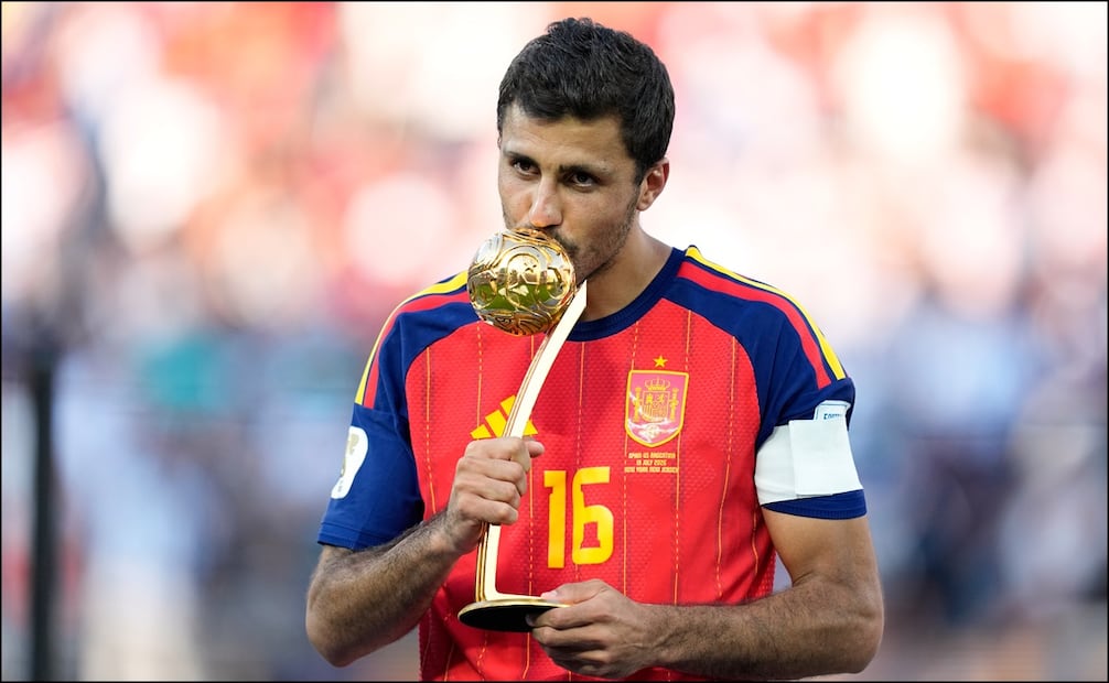 El español Rodri posa con el premio que lo acredita como el mejor jugador de la Copa del Mundo 2026. FOTO: AP