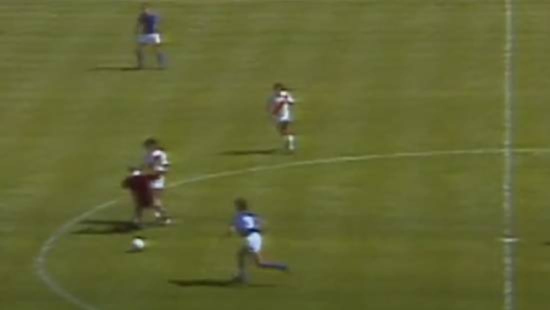 El peruano José Velásquez arrolló a Walter Eschweiler durante el partido Italia vs Perú en Mundial de España 82. Foto: Especial