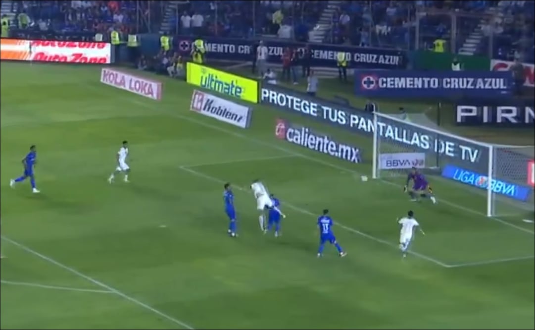 Guillermo Martínez mete gol tras rematar de cabeza. FOTO: Captura