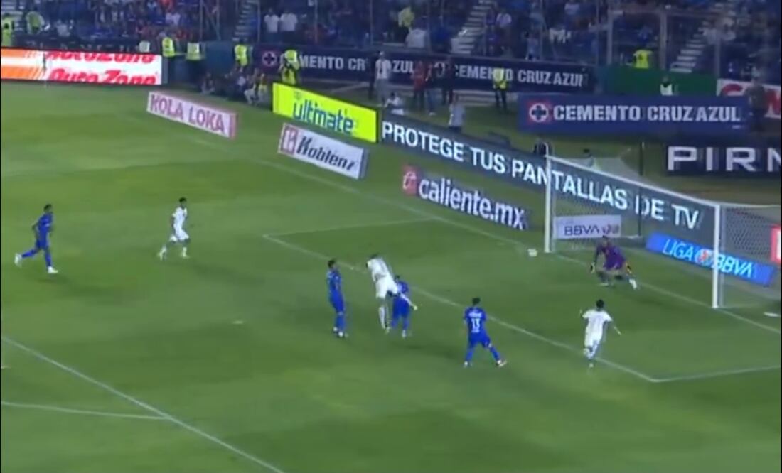 Guillermo Martínez mete gol tras rematar de cabeza. FOTO: Captura