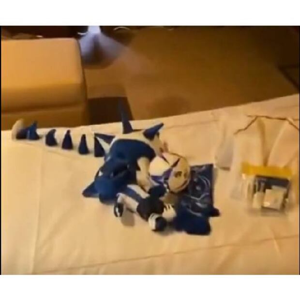 El Porto le colocó varios artículos de club a Martín Anselmi en su habitación de hotel donde se hospedará. Foto: Especial