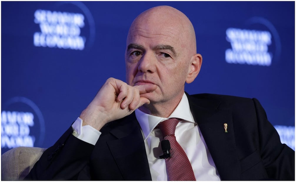 Gianni Infantino da algunas declaraciones durante el Semafor World Economy 2026. FOTO: AFP