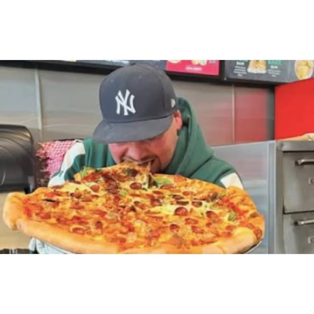 Andy Ruiz presumió lo bien que estarán las pizzas en su nuevo negocio. Foto: Especial