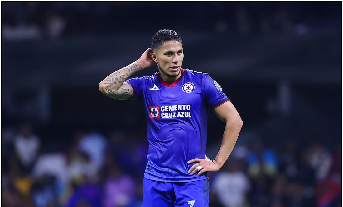 Carlos Salcedo lamentándose con Cruz Azul / FOTO: Imago7