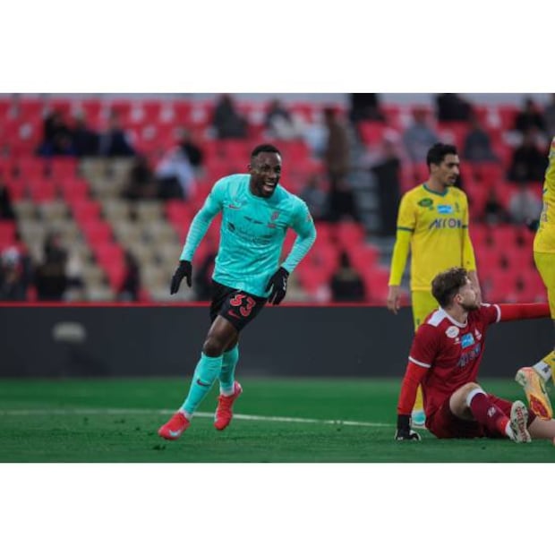 El delantero mexicano festeja uno de sus goles con el Al-Qadisiya. Foto: @julian_quiones3