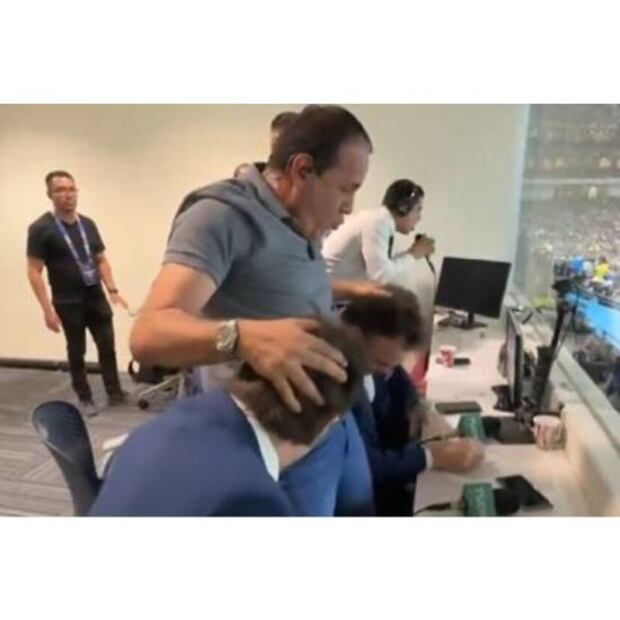 Cuauhtémoc Blanco humilló con este gesto obsceno a David Faitelson y Ricardo La Volpe en la transmisión de Televisa. Foto: Especial