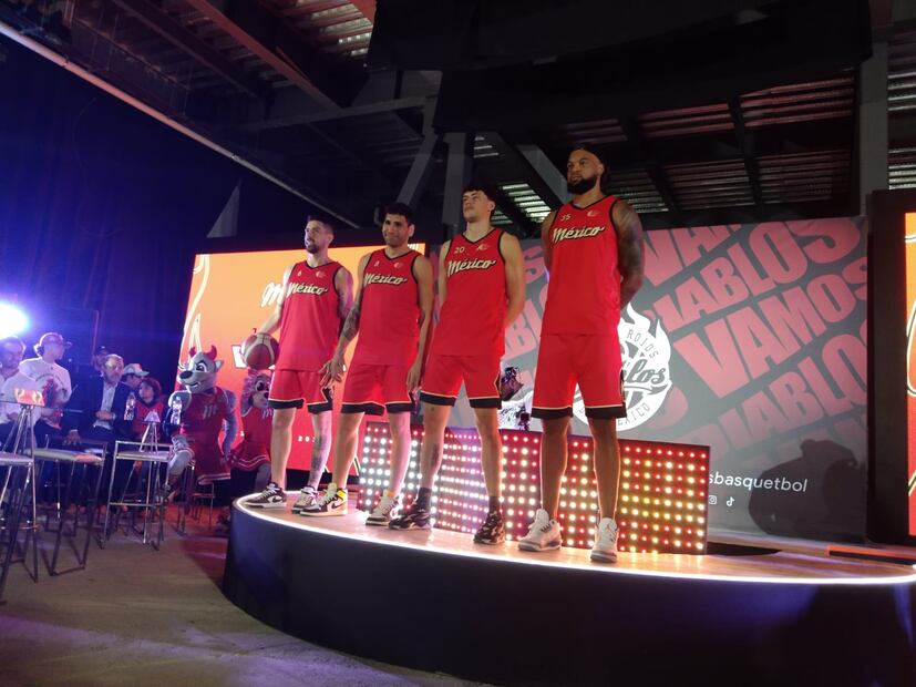 Así seran los uniformes de los Diablos Rojos del México Basquetbol - Foto: Agustín Elías/ EL UNIVERSAL