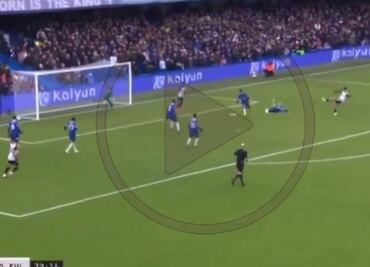 Raúl Jiménez falló una jugada clara de gol que pudo ser el empate del Fulham ante Chelsea