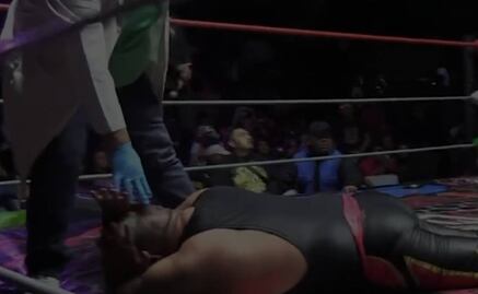 Shocker reaparece en el cuadrilátero: el luchador salió en camilla