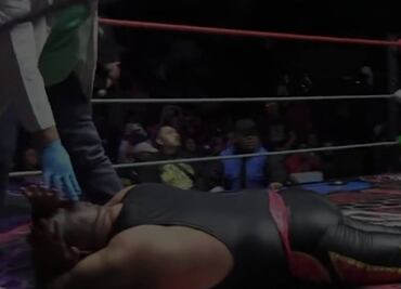 Shocker reaparece en el cuadrilátero: el luchador salió en camilla
