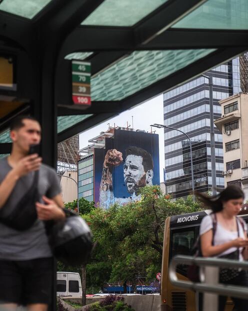 El imponente mural de Lionel Messi con la Selección Argentina. Fuente: Instagram @ronmuralist