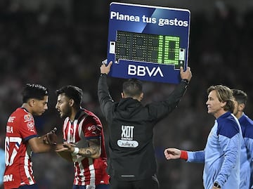 Alexis Vega, entre abucheos de la afición, volvió a jugar con las Chivas