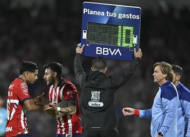 Alexis Vega, entre abucheos de la afición, volvió a jugar con las Chivas
