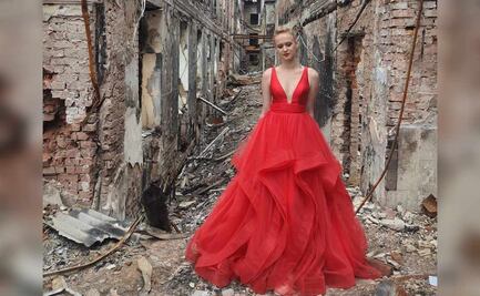 Estudiantes se gradúan en Ucrania entre los escombros de su escuela