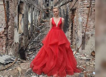 Estudiantes se gradúan en Ucrania entre los escombros de su escuela