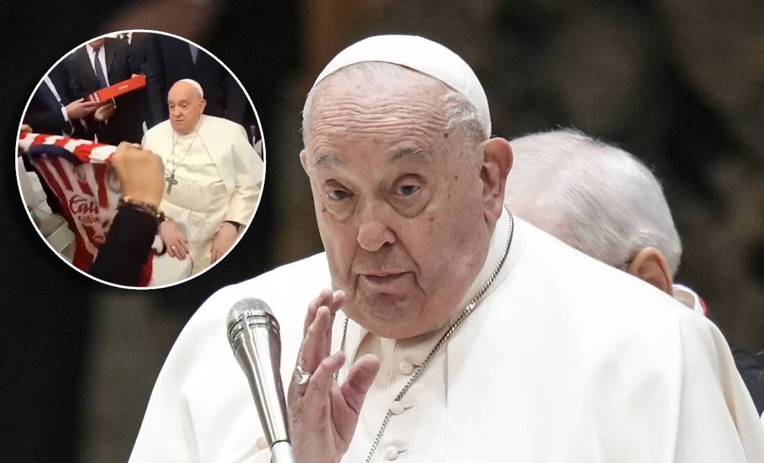 Papa Francisco recibió una playera de las Chivas en el Vaticano. FOTO: AP / Especial