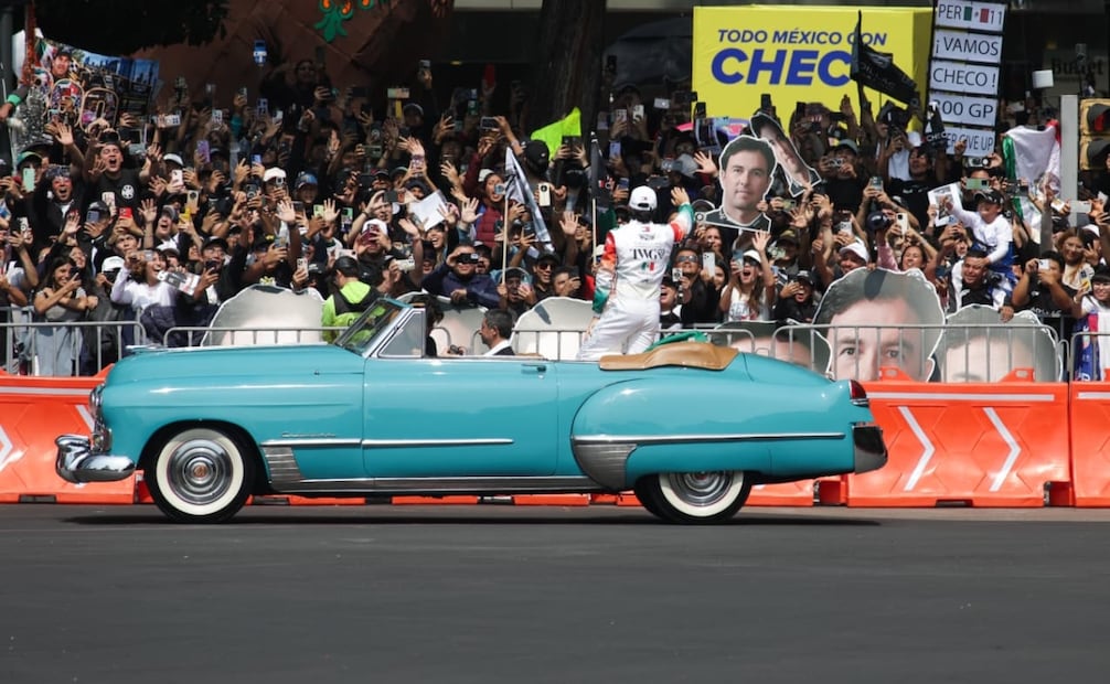 Checo Pérez ante los mexicanos que se dieron cita en Paseo de la Reforma / Foto: Carlos Mejía El Universal