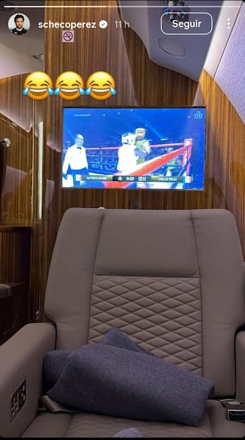 Checo Pérez vio la pelea de Adame vs Trejo Foto: Capturas