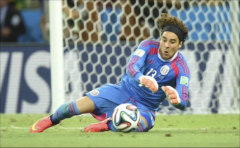 Guillermo Ochoa detiene un disparo durante el partido de México vs Brasil en el Mundial de 2014. FOTO: Imago7