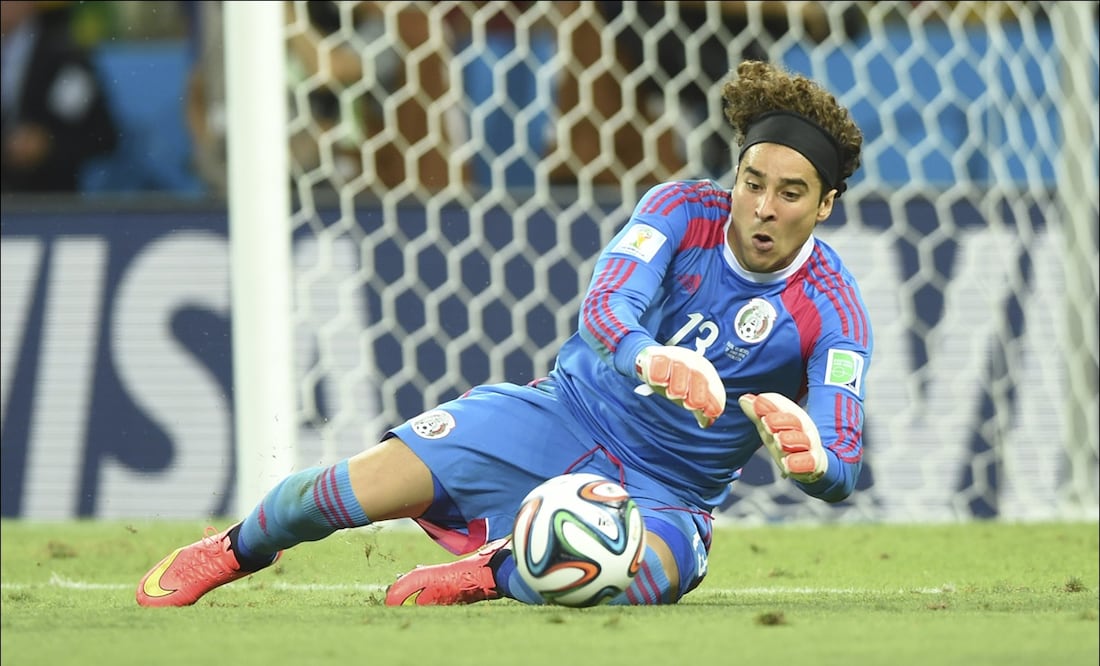 Guillermo Ochoa detiene un disparo durante el partido de México vs Brasil en el Mundial de 2014. FOTO: Imago7