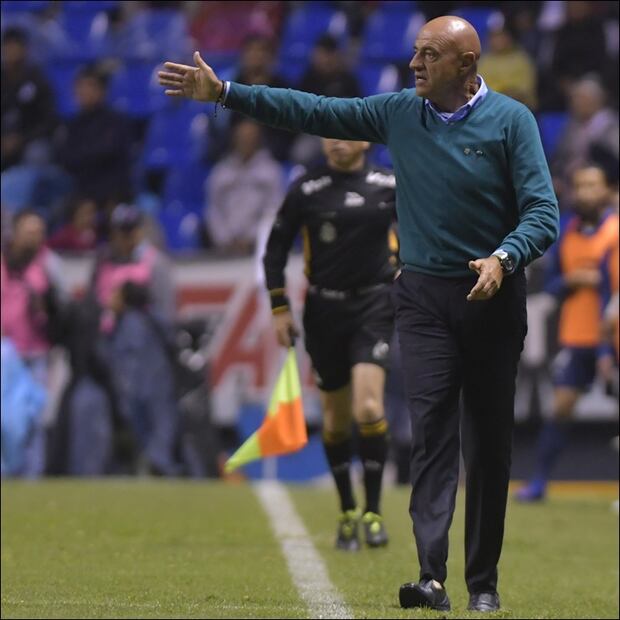 José Luis Sánchez Solá da indicaciones durante un partido de la Liga MX. FOTO: Imago7