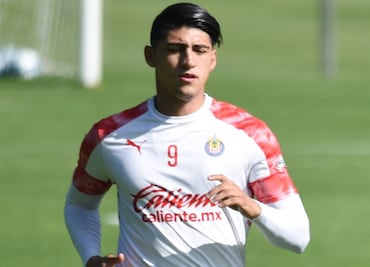 Alan Pulido, fuera hasta de la banca para el juego contra Tigres
