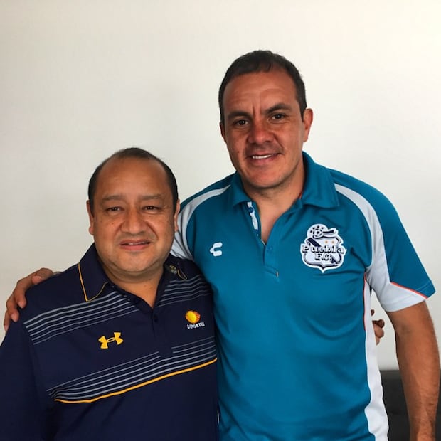 Adolfo Peñaloza posa sonriente junto a Cuauhtémoc Blanco. FOTO: @adolfo_penaloza