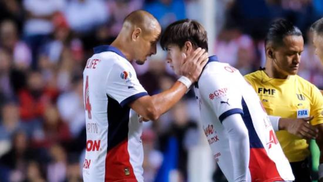 Chicharito Hernández ha sido mentor de Armando González en Chivas. Foto: Imago7