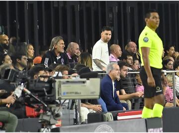 Messi, 'Tata' Martino, Suárez y jugadores del Inter Miami encararon al árbitro tras caída ante Rayados