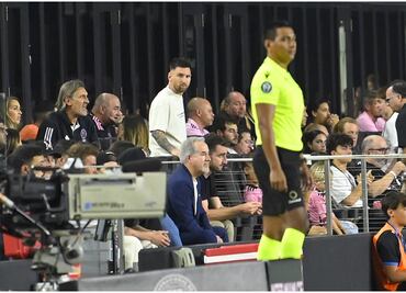 Messi, 'Tata' Martino, Suárez y jugadores del Inter Miami encararon al árbitro tras caída ante Rayados