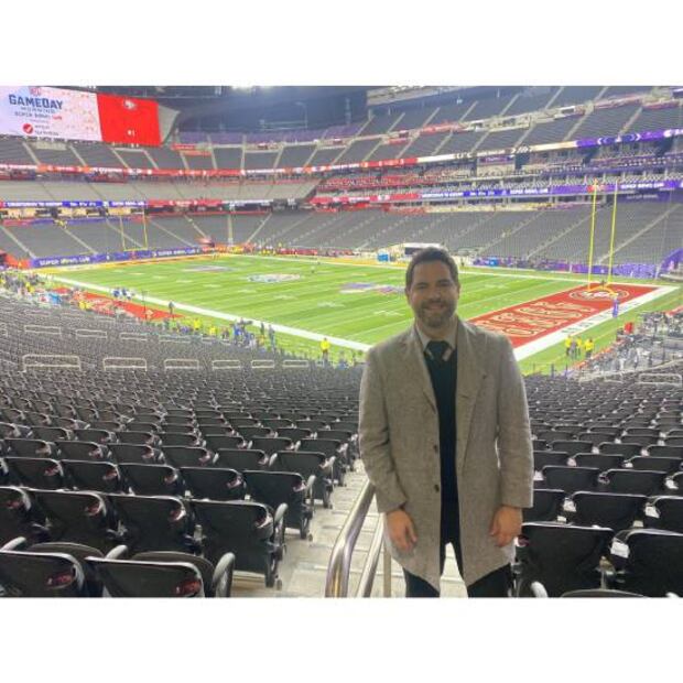 Memo Schutz narró el Super Bowl de 2024 con el equipo de Univision. Foto: Especial