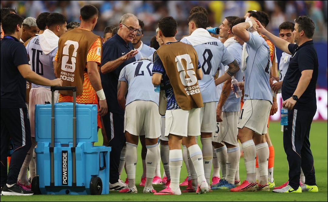 El seleccionador de Uruguay, Marcelo Bielsa, criticó que los partidos del Mundial se dividan en cuatro tiempos, debido a pausas de hidratación . FOTO: AFP