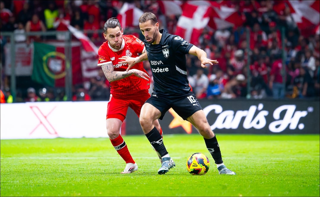 Jesús Angulo y Sergio Canales, durante el partido correspondiente a la jornada 2 del torneo Clausura 2025 de la Liga BBVA MX, entre Toluca y Monterrey. FOTO: Imago7