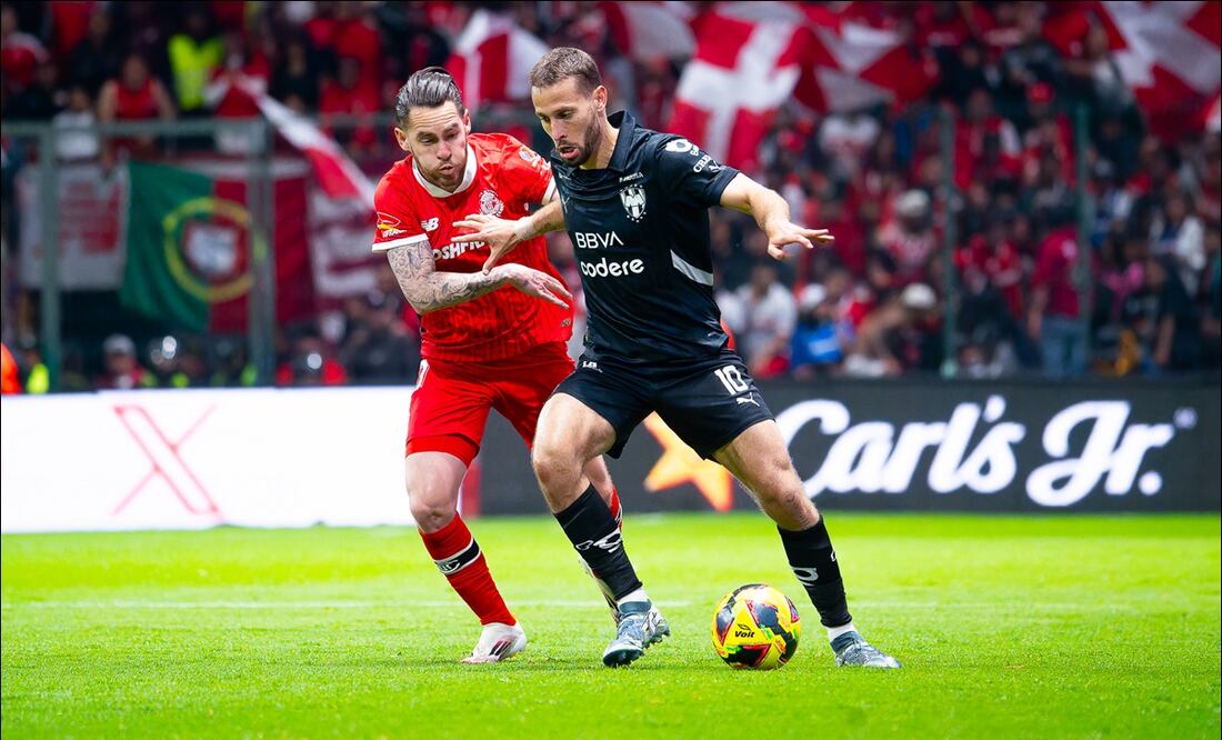 Jesús Angulo y Sergio Canales, durante el partido correspondiente a la jornada 2 del torneo Clausura 2025 de la Liga BBVA MX, entre Toluca y Monterrey. FOTO: Imago7
