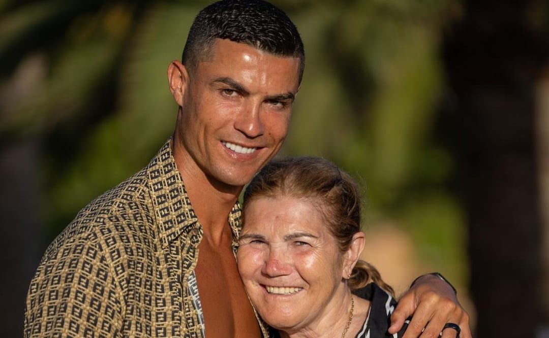 Cristiano Ronaldo y su madre. Fuente: Instagram @cristiano