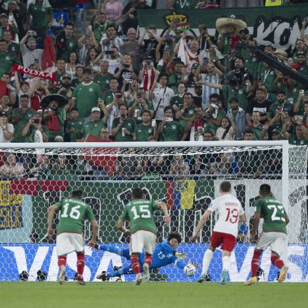 Guillermo Ochoa le paró un penalti a Robert Lewandowski en el Mundial de Qatar 2022. Foto: Imago7