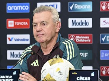 Javier Aguirre calla de nuevo sobre las redadas anti migrantes; prohíben hablar de temas “extra futbol” en su conferencia