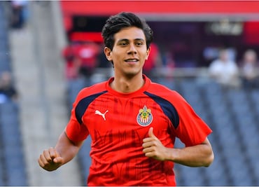 VIDEO: José Juan Macías se olvida del futbol y da opiniones sobre maquillaje