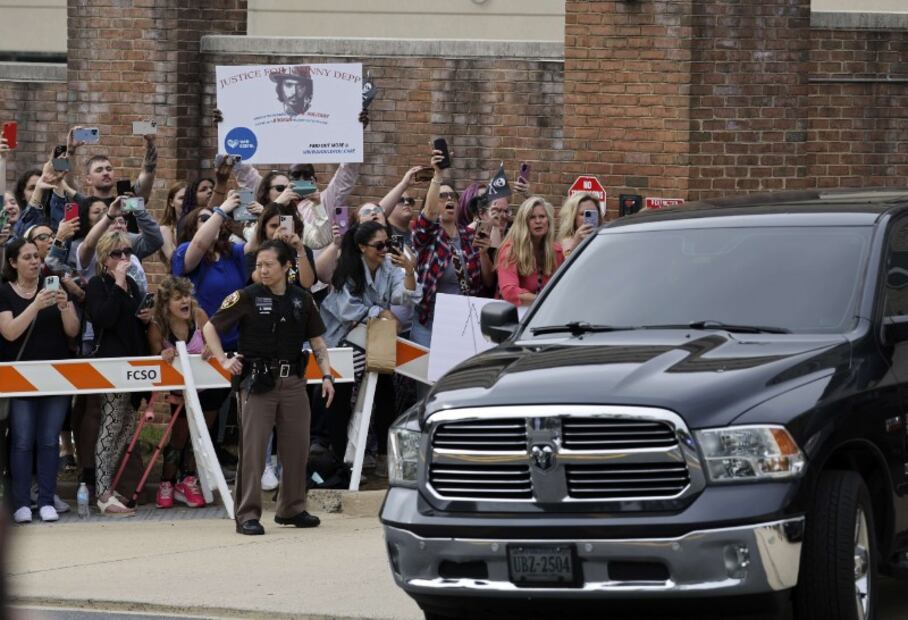 Fotos: Las muestras de cariño a Johnny Depp de sus fans durante el juicio contra Amber Heard